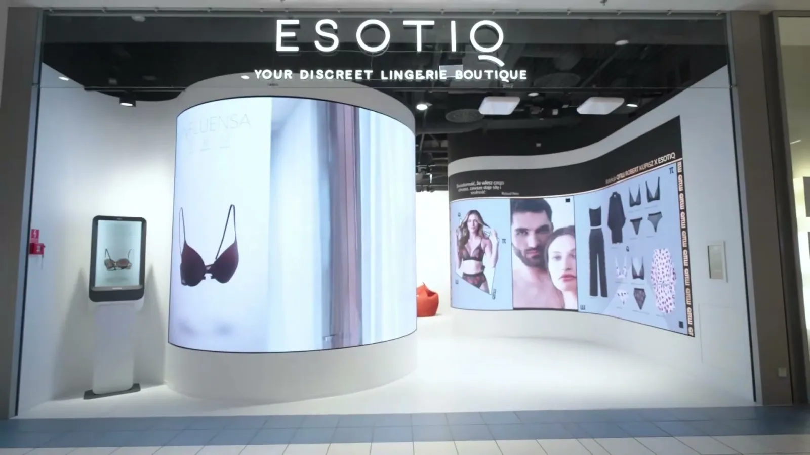 Storefront: the queue tablet stands on the left, by the entrance